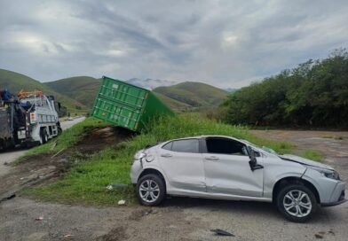Contêiner se solta de carreta e atinge carro na Via Dutra, em Lavrinhas
