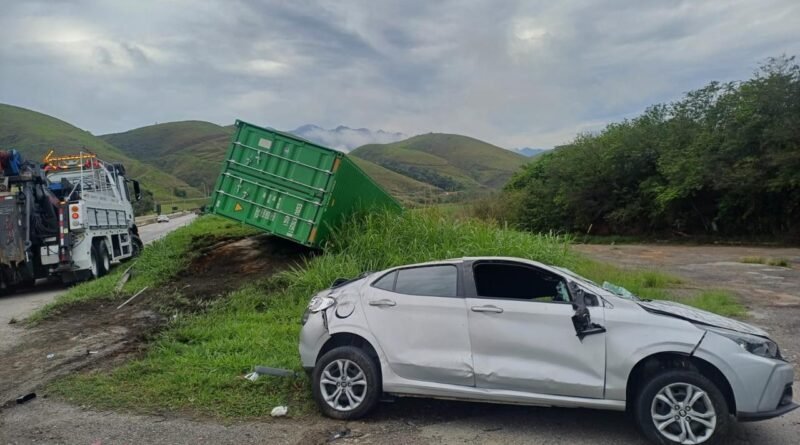 Contêiner se solta de carreta e atinge carro na Via Dutra, em Lavrinhas