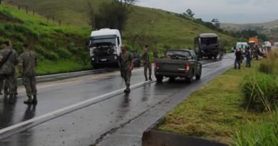 Colisão entre caminhão e ônibus deixa três feridos em Cruzeiro